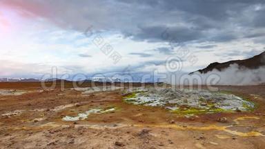 冰岛喷泉的喷发。 红色的土壤，就像<strong>火星</strong>表面